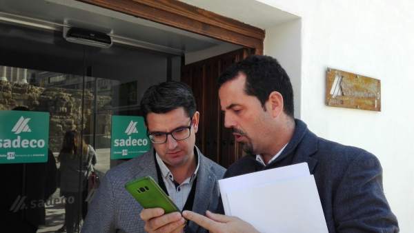 El presidente y el gerente de Sadeco ante el Ecopunto de Capitulares El presidente y el gerente de Sadeco ante el Ecopunto de Capitulares