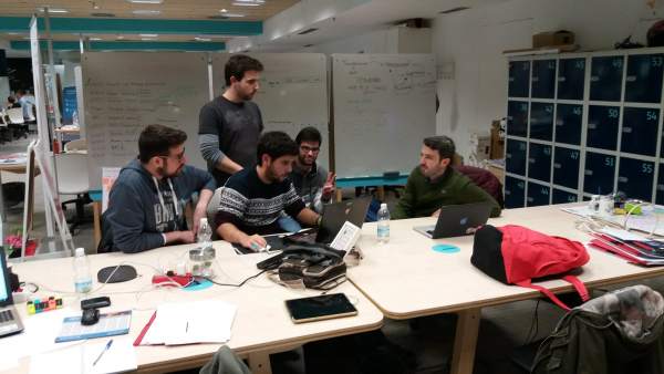 Alumnos de FP ayudan a emprendedores de 'El Cubo' en Sevilla Alumnos de FP ayudan a emprendedores de 'El Cubo' en Sevilla