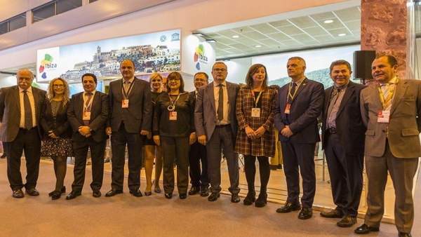 Representantes del Consell de Ibiza junto a representantes del Govern en Fitur Representantes del Consell de Ibiza junto a representantes del Govern en Fitur