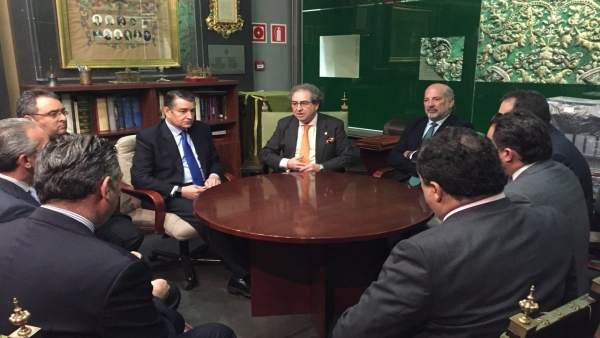Sanz y Gil-Toresano se reúne con la junta de gobierno de la Macarena Sanz y Gil-Toresano se reúne con la junta de gobierno de la Macarena