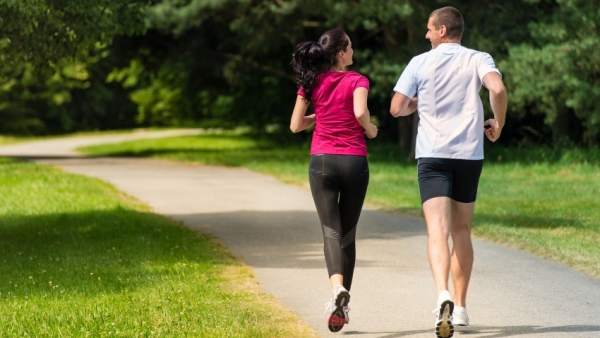 Correr. Runing. Pareja corriendo. Ejercicio físico Correr. Runing. Pareja corriendo. Ejercicio físico