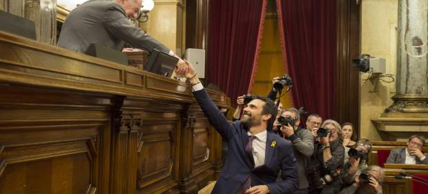 El presidente del Parlament, Roger Torrent, vota en la constitución de la Cámara