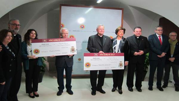 Imagen De La Entrega De Los Cheques Imagen De La Entrega De Los Cheques