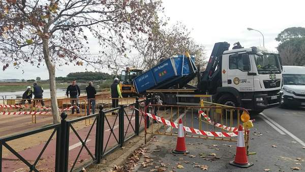 Obras de reparación tras la rotura de un colector en Isla Cristina. Obras de reparación tras la rotura de un colector en Isla Cristina.