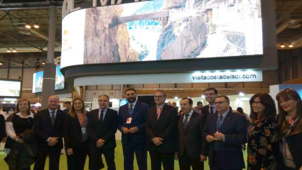 El consejero de Turismo y Bendodo, junto a otras personalidades en Fitur El consejero de Turismo y Bendodo, junto a otras personalidades en Fitur