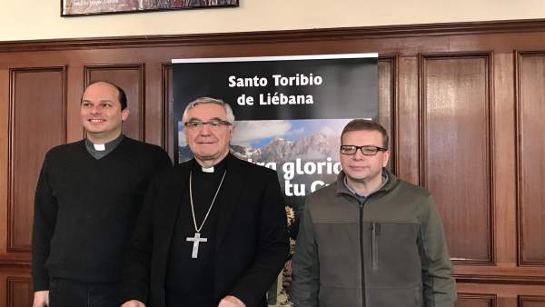 El obispo con los dos nuevos sacerdotes El obispo con los dos nuevos sacerdotes