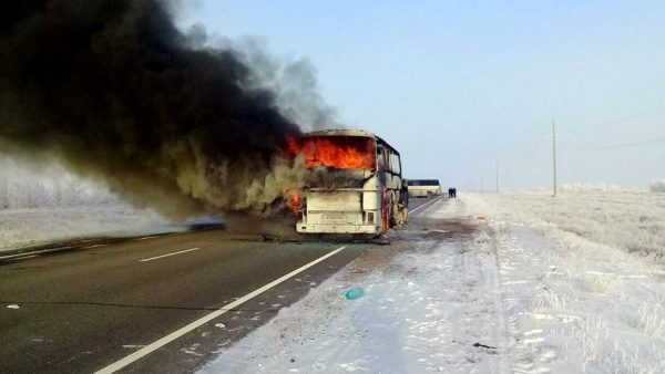 Autobús en llamas en Kazajistán Autobús en llamas en Kazajistán