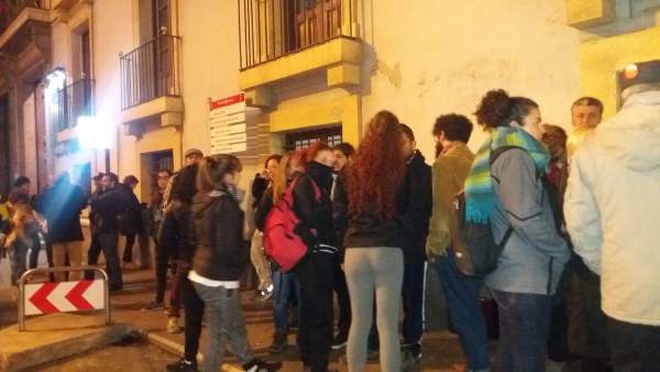 Imagen de la concentración en la puerta de la comisaría Imagen de la concentración en la puerta de la comisaría
