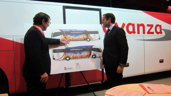 Alfonso Fernández Mañueco y Valentín Alonso contemplan la imagen de uno de los Alfonso Fernández Mañueco y Valentín Alonso contemplan la imagen de uno de los