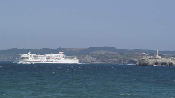 Ferry En El Puerto De Santander Ferry En El Puerto De Santander