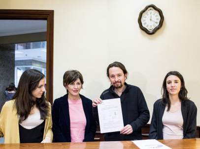 Ione Belarra, Yolanda Díaz, Pablo Iglesias e Irene Montero registran la PNL en el Congreso.