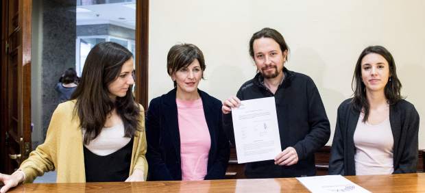 Ione Belarra, Yolanda Díaz, Pablo Iglesias e Irene Montero registran la PNL en el Congreso.