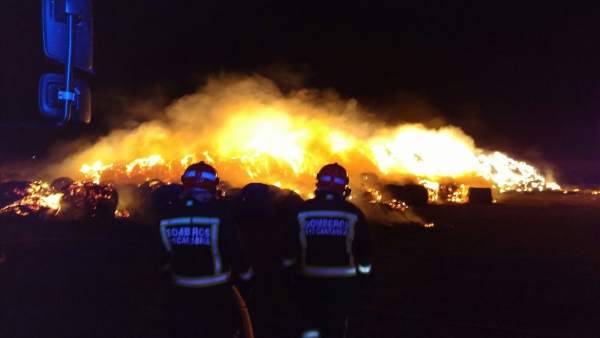 Fuego de pacas de hierba en Requejo Fuego de pacas de hierba en Requejo