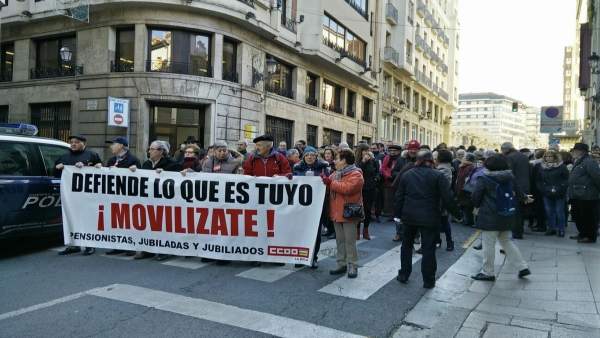 Los manifestantes han entregado un comunicado a la directora de la Tesorería Los manifestantes han entregado un comunicado a la directora de la Tesorería