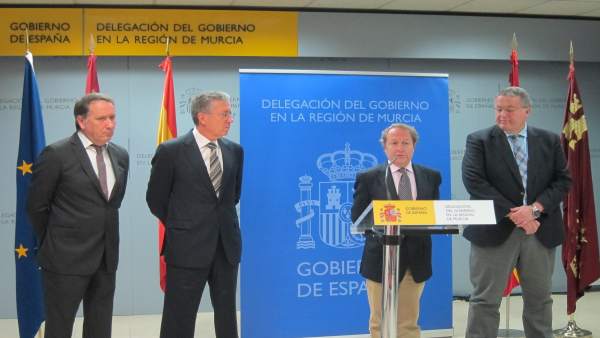 Carreño se dirige a los medios acompañado por Bernabé, a la derecha Carreño se dirige a los medios acompañado por Bernabé, a la derecha