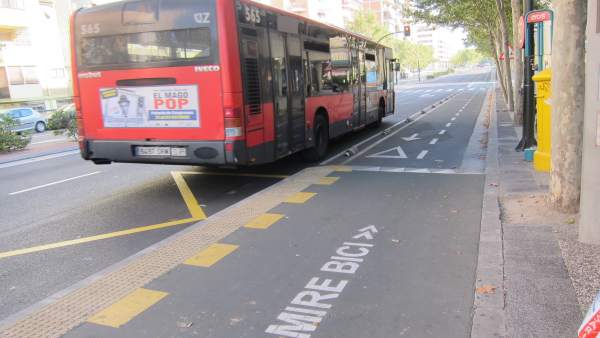 Autobús junto a un carril bici Autobús junto a un carril bici