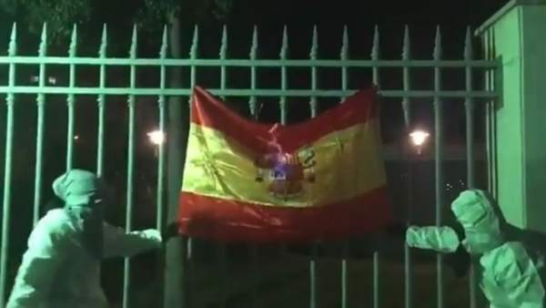 Dos miembros de Arran quemaron una bandera de España en la Diada de Mallorca Dos miembros de Arran quemaron una bandera de España en la Diada de Mallorca