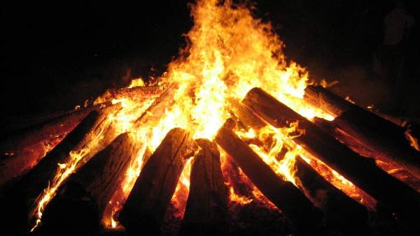 Hoguera, 'foguerons', Sant Sebastià, fuego, leña Hoguera, 'foguerons', Sant Sebastià, fuego, leña