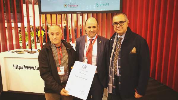 Ayerdi junto con Tomás Pasquel con el certificado 'Destino Starlight'. Ayerdi junto con Tomás Pasquel con el certificado 'Destino Starlight'.