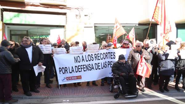 Concentración de CCOO frente al INSS. Concentración de CCOO frente al INSS.