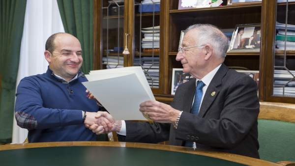 Gabriel Amat ha entregado al alcalde de Fondón la notificación de subvención. Gabriel Amat ha entregado al alcalde de Fondón la notificación de subvención.