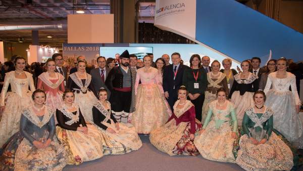 Falleras y representantes del Ayuntamiento y Generalitat en Fitur Falleras y representantes del Ayuntamiento y Generalitat en Fitur