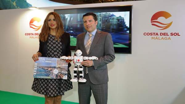 Concejala turismo Sandra Extremera y alcalde de torrox oscar medina robot fitur Concejala turismo Sandra Extremera y alcalde de torrox oscar medina robot fitur