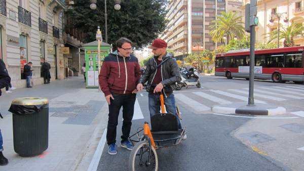 Giuseppe Grezzi junto a un usuario en el anillo ciclista Giuseppe Grezzi junto a un usuario en el anillo ciclista