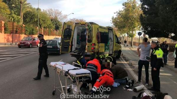 Efectivos sanitarios atienden a una ciclista herida en Paseo de las Delicias Efectivos sanitarios atienden a una ciclista herida en Paseo de las Delicias
