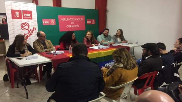 Mesa redonda del PSOE en Gibraleón (Huelva) Mesa redonda del PSOE en Gibraleón (Huelva)