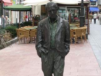 Estatua de Woody Allen en Oviedo.