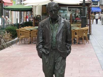 Estatua de Woody Allen en Oviedo.