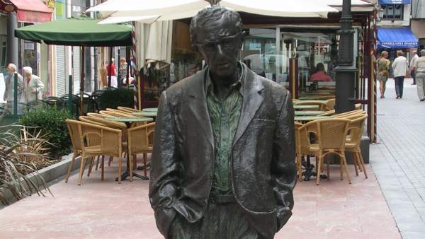 Estatua de Woody Allen en Oviedo. Estatua de Woody Allen en Oviedo.