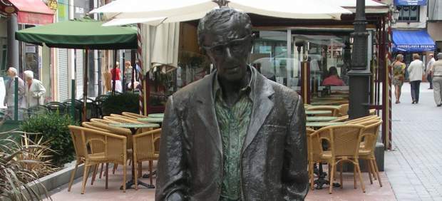 Estatua de Woody Allen en Oviedo.