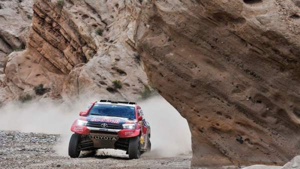 Carlos Sainz minimiza riesgos en la tercera victoria de Al-Attiyah Carlos Sainz minimiza riesgos en la tercera victoria de Al-Attiyah