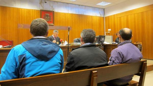 Los tres acusados, de espaldas, durante el juicio. Los tres acusados, de espaldas, durante el juicio.
