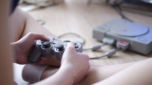 Jugando a videojuegos, videoconsola Jugando a videojuegos, videoconsola