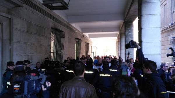 Protesta ante el juzgado contra los acusados del triple crimen de Dos Hermanas Protesta ante el juzgado contra los acusados del triple crimen de Dos Hermanas