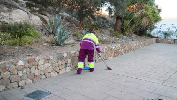 Limpieza del entorno de La Alcazaba Limpieza del entorno de La Alcazaba
