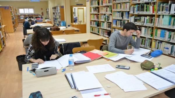 Biblioteca, estudiantes, exámenes Biblioteca, estudiantes, exámenes