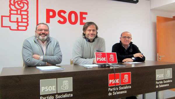 El socialista Óscar Tapias (centro) en Salamanca. El socialista Óscar Tapias (centro) en Salamanca.