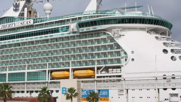 Plano general de la terminal B del Port de Barcelona con gran actividad de pasajeros que entran y salen del crucero 'Liberty of the Seas'. Plano general de la terminal B del Port de Barcelona con gran actividad de pasajeros que entran y salen del crucero 'Liberty of the Seas'.