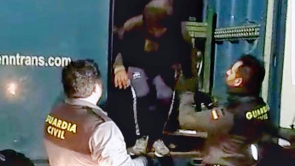 Inmigrantes irregulares en un camión Inmigrantes irregulares en un camión