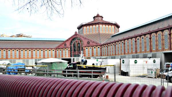 El Mercat de Sant Antoni situado en el distrito de l'Eixample. El Mercat de Sant Antoni situado en el distrito de l'Eixample.