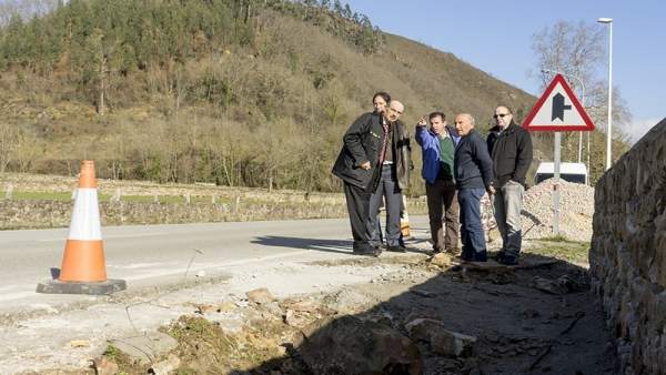 Mazón visita la construcción del paseo peatonal de Valle Mazón visita la construcción del paseo peatonal de Valle