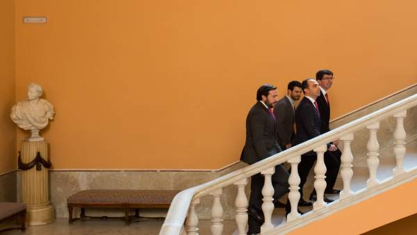 Juan Marín realiza una visita institucional al Ayuntamiento de Sevilla Juan Marín realiza una visita institucional al Ayuntamiento de Sevilla