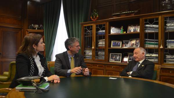 Gabriel Amat, reunido con la directiva del Colegio de Fisioterapeutas. Gabriel Amat, reunido con la directiva del Colegio de Fisioterapeutas.