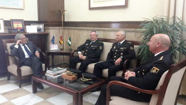 El subdelegado en Almería, con los nuevos comisarios de Policía El subdelegado en Almería, con los nuevos comisarios de Policía