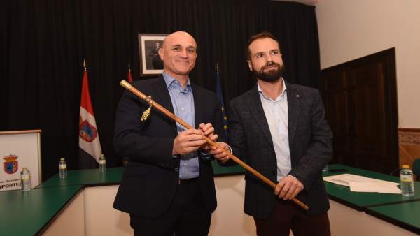 Manuel Romero, a la derecha, nuevo alcalde Manuel Romero, a la derecha, nuevo alcalde