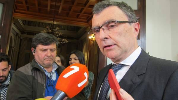 El alcalde José Ballesta contesta a las preguntas de los medios El alcalde José Ballesta contesta a las preguntas de los medios